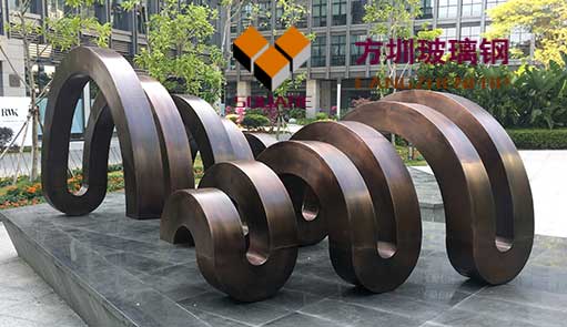 铜艺雕塑现身城市广场